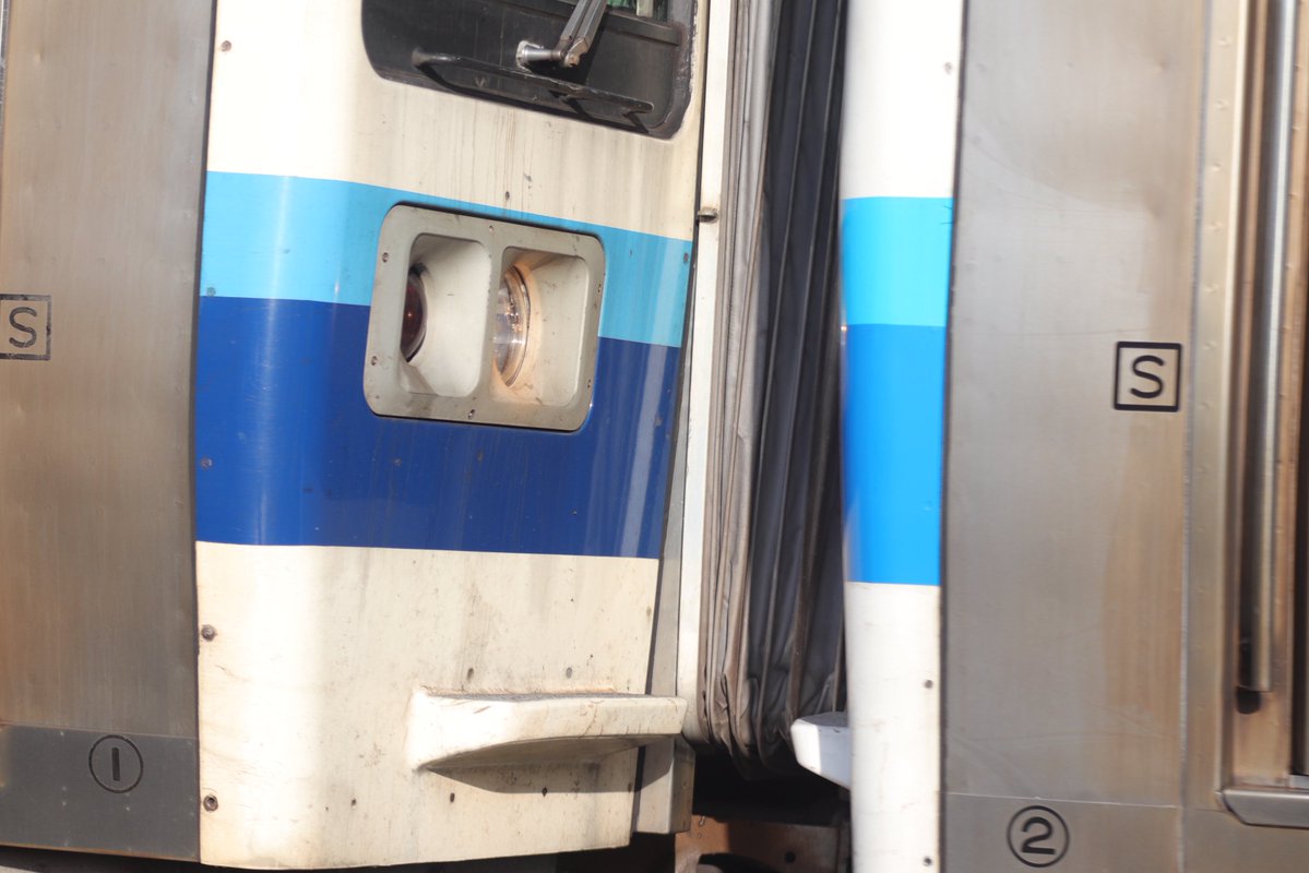 1718M 213系C-05+C-06

万博ラッピング剥がして帯復旧したら側面と同じ配色を前面に貼ったので鉄コレみたくなっちゃったC-05

前面の青は濃い(2枚目の左編成)のが正解