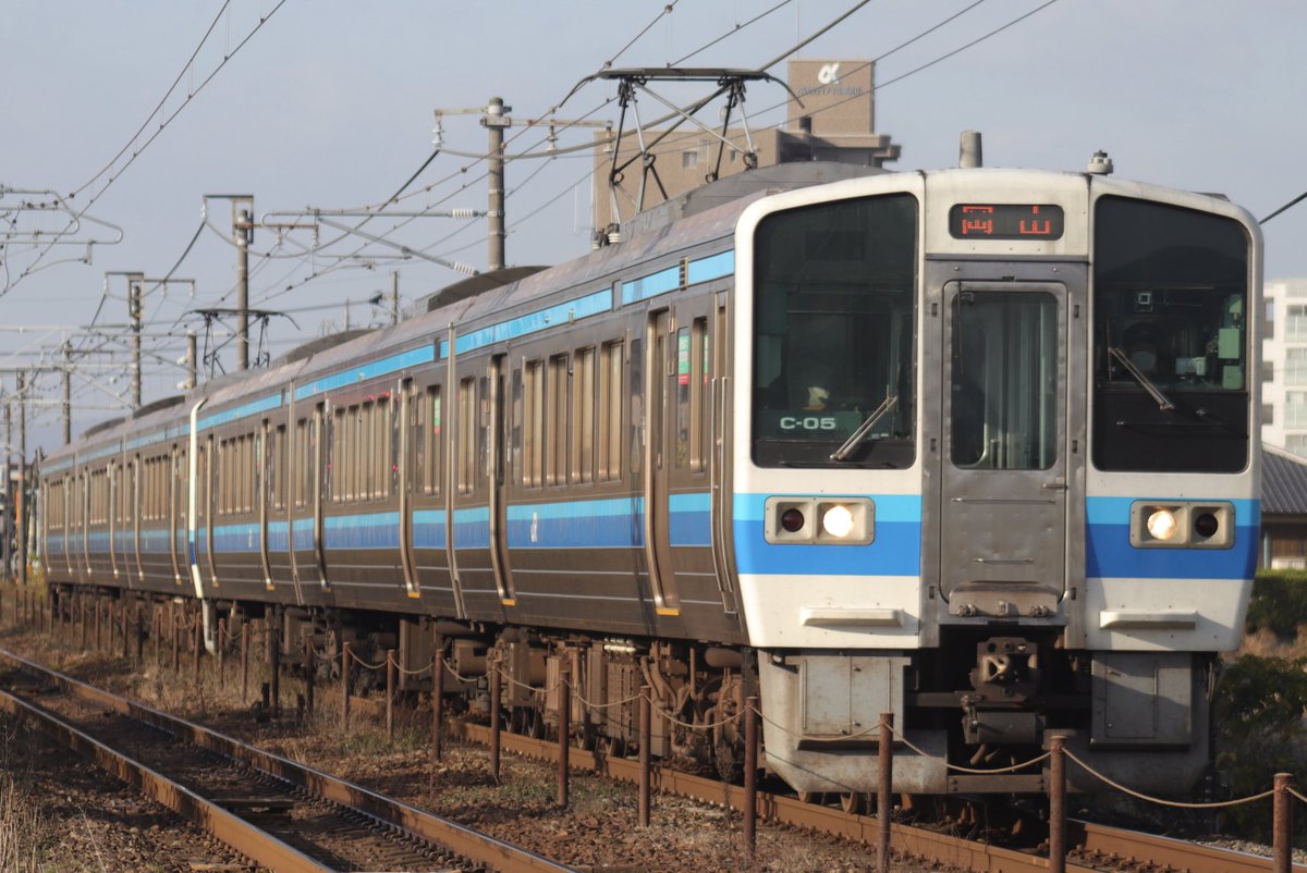 Jline22l_B11's tweet image. 1718M 213系C-05+C-06

万博ラッピング剥がして帯復旧したら側面と同じ配色を前面に貼ったので鉄コレみたくなっちゃったC-05

前面の青は濃い(2枚目の左編成)のが正解