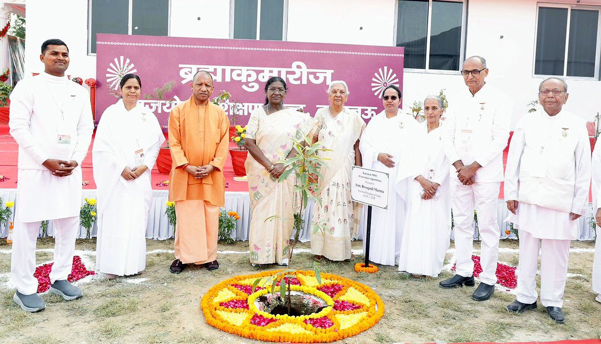 myogiadityanath's tweet image. मा. राष्ट्रपति श्रीमती द्रौपदी मुर्मु जी के कर-कमलों से आज लखनऊ में ब्रह्माकुमारीज के वार्षिक थीम 2025-26 &apos;विश्व एकता और विश्वास के लिए ध्यान (योग)&apos; का उद्घाटन हुआ।

इस अवसर पर उत्तर प्रदेश की मा. राज्यपाल श्रीमती आनंदीबेन पटेल जी की गरिमामयी उपस्थिति में कार्यक्रम में सहभाग…