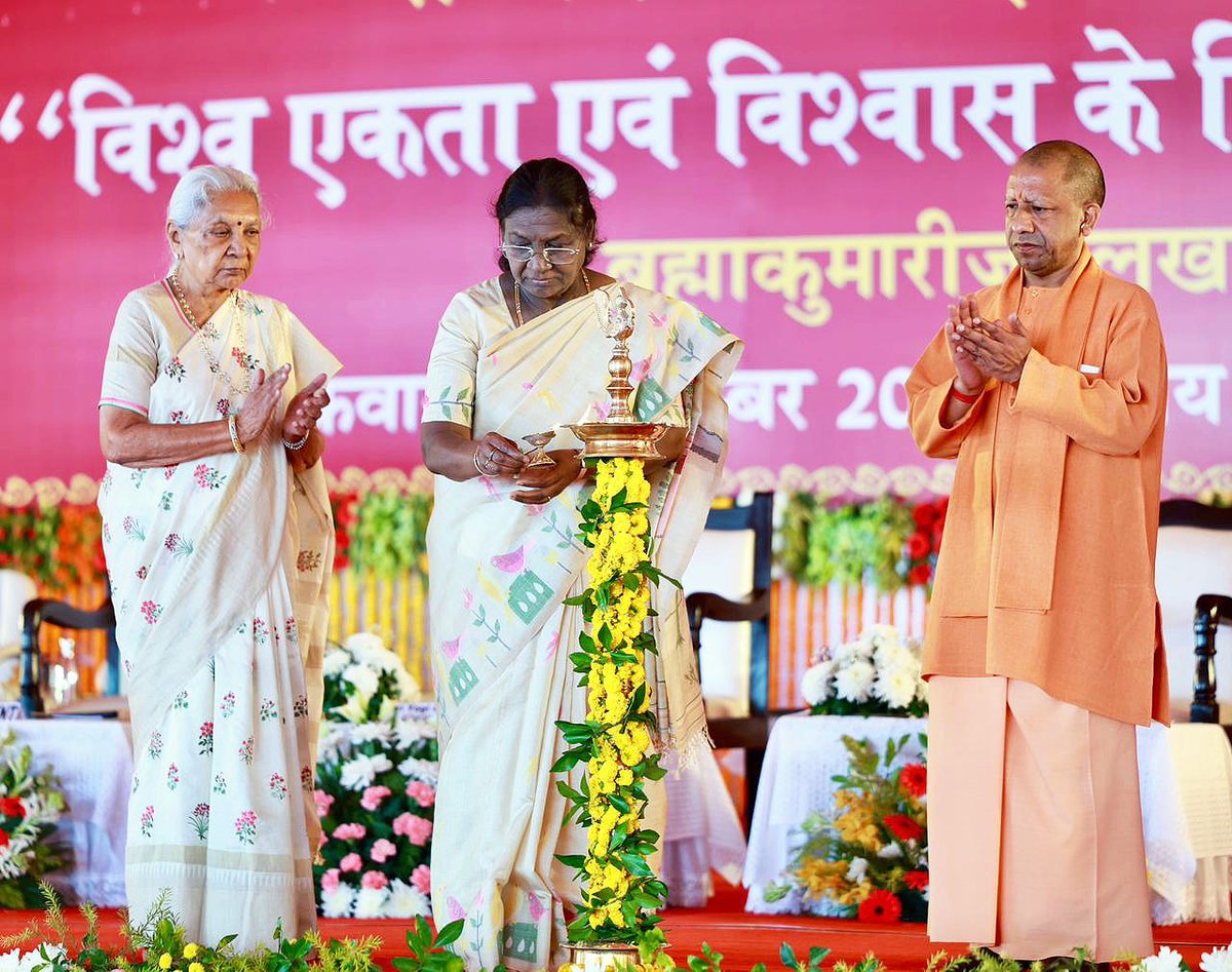 myogiadityanath's tweet image. मा. राष्ट्रपति श्रीमती द्रौपदी मुर्मु जी के कर-कमलों से आज लखनऊ में ब्रह्माकुमारीज के वार्षिक थीम 2025-26 &apos;विश्व एकता और विश्वास के लिए ध्यान (योग)&apos; का उद्घाटन हुआ।

इस अवसर पर उत्तर प्रदेश की मा. राज्यपाल श्रीमती आनंदीबेन पटेल जी की गरिमामयी उपस्थिति में कार्यक्रम में सहभाग…