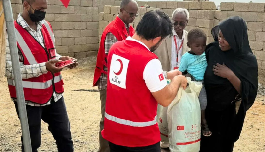 fokusplusnet's tweet image. ➕ Türk Kızılay, Sudan’da Yerinden Edilmiş Ailelere 1000 Battaniye Dağıttı

▪️ Türk Kızılay, Port Sudan’daki kamplarda yaşayan ve Hartum ile Faşir’den yerinden edilen ailelere havanın serinlemesiyle birlikte 1.000 battaniye dağıttı. Yardımların Sudan Kızılay ile işbirliği içinde…