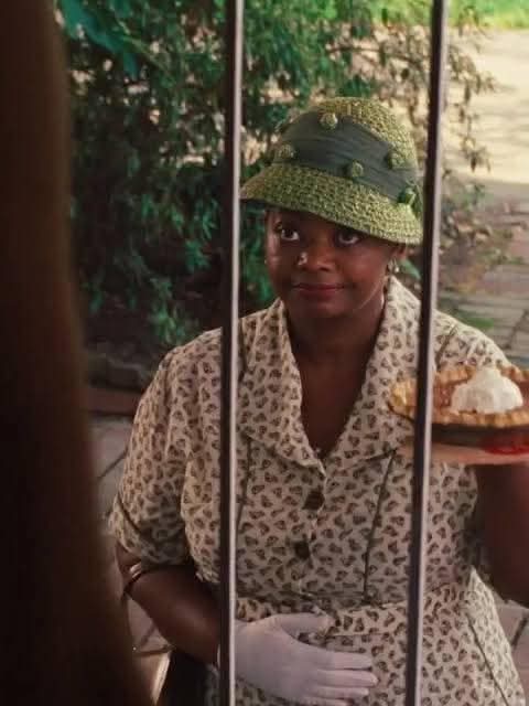 Erica llegando a casa de Tina 🤣🥧 #StrangerThings