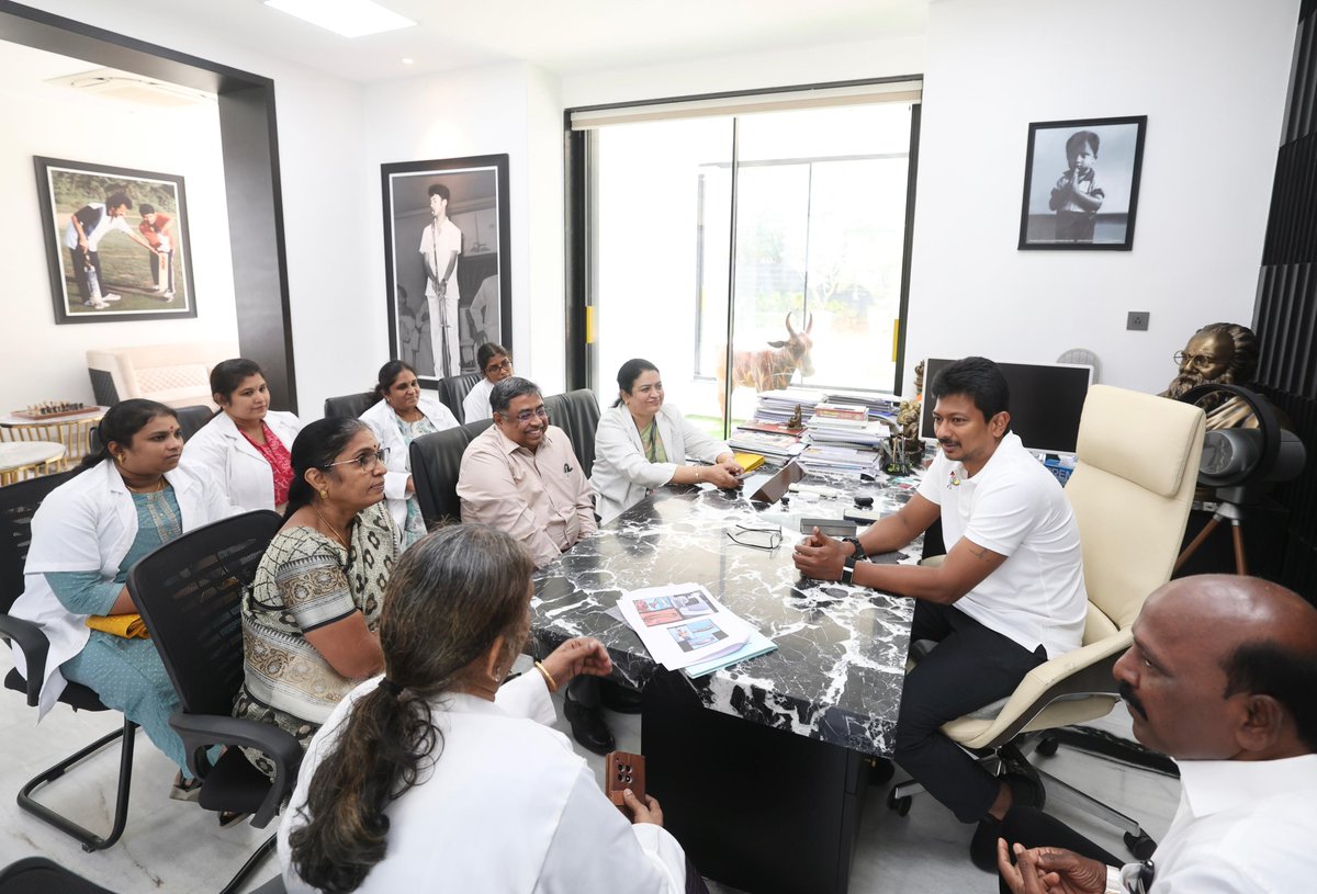 Udhaystalin's tweet image. சென்னையில் பணியாற்றி வந்த பீகார் தொழிலாளி ஒருவர் அண்மையில் எதிர்பாராத ரயில் விபத்தில் சிக்கியதில் அவரது இரு கைகளும் துண்டாகின.

இராஜீவ் காந்தி அரசு பொது மருத்துவமனையில் அனுமதிக்கப்பட்டிருந்த அவருக்கு, தொடர் சிகிச்சை வழங்கப்பட்டது. குறிப்பாக, அந்த இளைஞருக்கு Cross Hand…