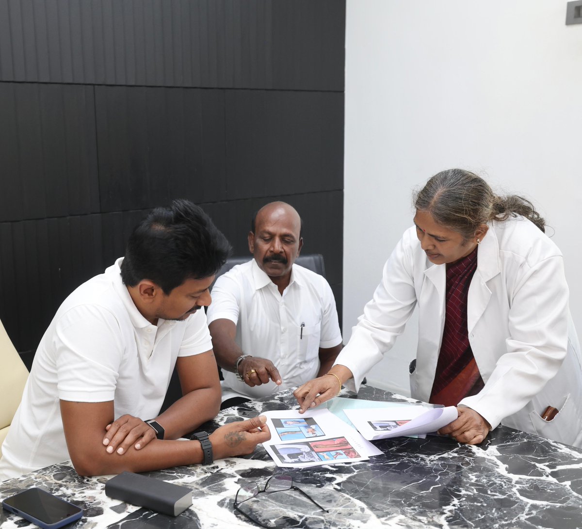 Udhaystalin's tweet image. சென்னையில் பணியாற்றி வந்த பீகார் தொழிலாளி ஒருவர் அண்மையில் எதிர்பாராத ரயில் விபத்தில் சிக்கியதில் அவரது இரு கைகளும் துண்டாகின.

இராஜீவ் காந்தி அரசு பொது மருத்துவமனையில் அனுமதிக்கப்பட்டிருந்த அவருக்கு, தொடர் சிகிச்சை வழங்கப்பட்டது. குறிப்பாக, அந்த இளைஞருக்கு Cross Hand…