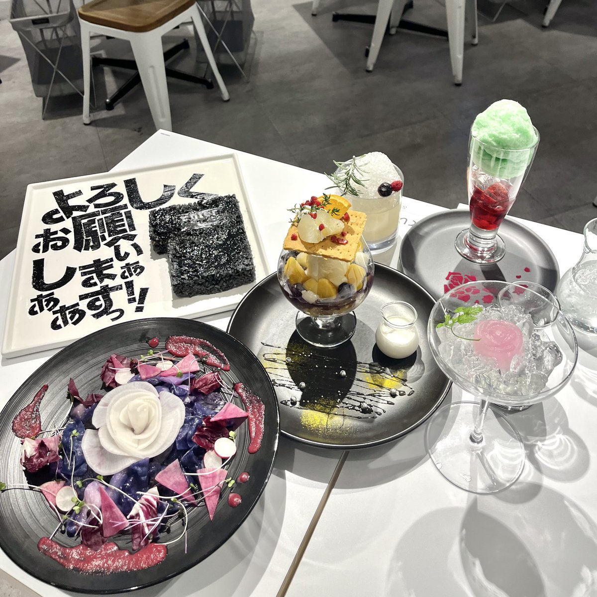SHIBUYA109NET's tweet image. \ 🌹🥂「果てしなきスカーレット」の
　　　　　　　　期間限定カフェがオープン🥂🌹 /

細田守監督の最新作から歴代人気作までの
豪華コラボカフェが109で期間限定オープン中.ᐟ.ᐟ✨

事前に予約するとオリジナルメモ帳(全1種）
がゲットできるよ🎁💫
名作の世界感を感じながら、…