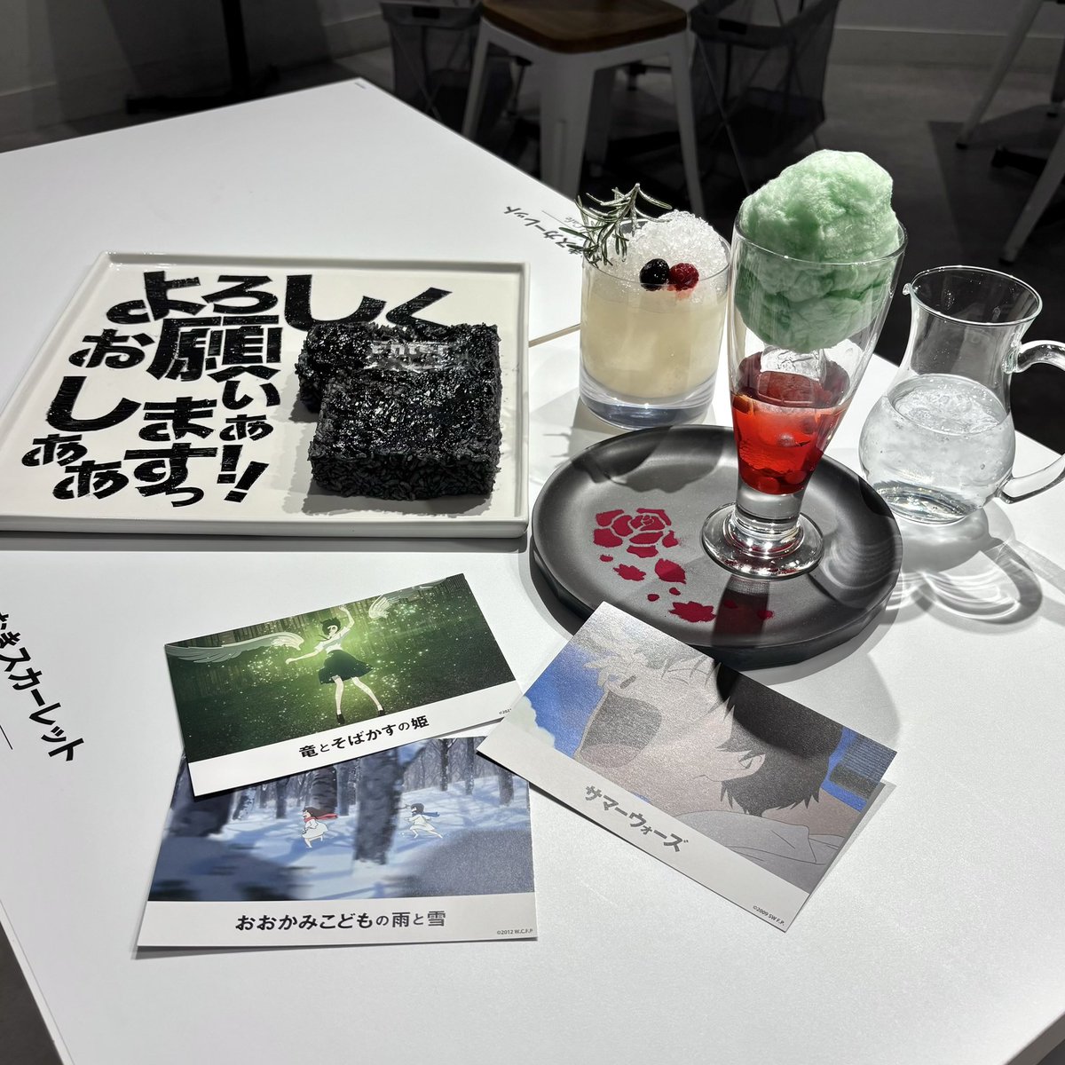 SHIBUYA109NET's tweet image. \ 🌹🥂「果てしなきスカーレット」の
　　　　　　　　期間限定カフェがオープン🥂🌹 /

細田守監督の最新作から歴代人気作までの
豪華コラボカフェが109で期間限定オープン中.ᐟ.ᐟ✨

事前に予約するとオリジナルメモ帳(全1種）
がゲットできるよ🎁💫
名作の世界感を感じながら、…