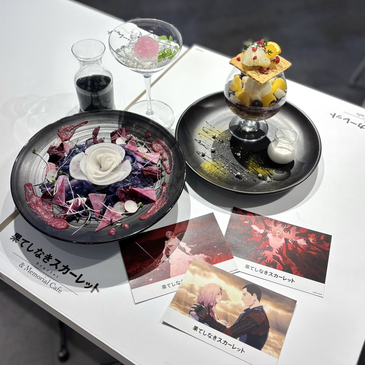 SHIBUYA109NET's tweet image. \ 🌹🥂「果てしなきスカーレット」の
　　　　　　　　期間限定カフェがオープン🥂🌹 /

細田守監督の最新作から歴代人気作までの
豪華コラボカフェが109で期間限定オープン中.ᐟ.ᐟ✨

事前に予約するとオリジナルメモ帳(全1種）
がゲットできるよ🎁💫
名作の世界感を感じながら、…