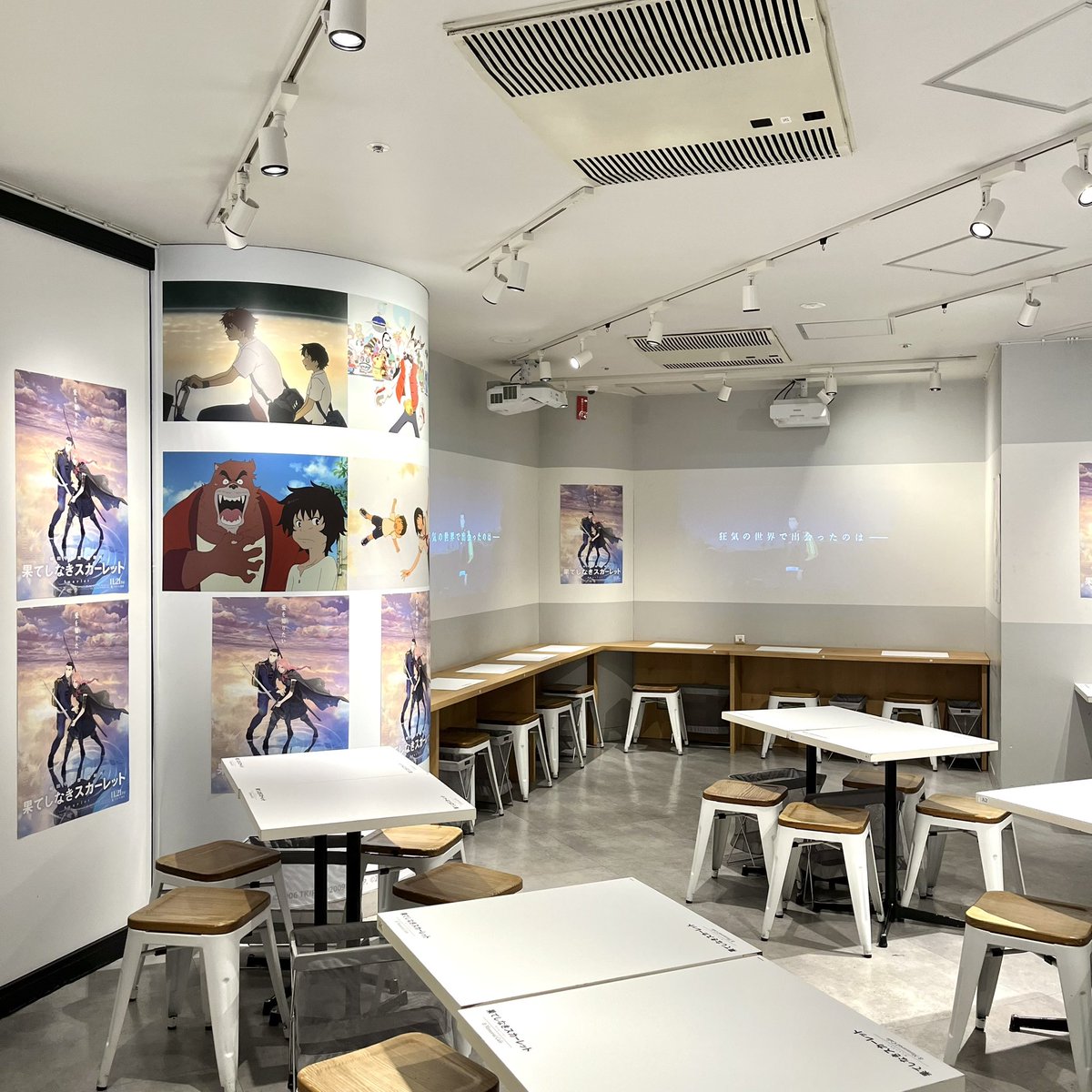 SHIBUYA109NET's tweet image. \ 🌹🥂「果てしなきスカーレット」の
　　　　　　　　期間限定カフェがオープン🥂🌹 /

細田守監督の最新作から歴代人気作までの
豪華コラボカフェが109で期間限定オープン中.ᐟ.ᐟ✨

事前に予約するとオリジナルメモ帳(全1種）
がゲットできるよ🎁💫
名作の世界感を感じながら、…