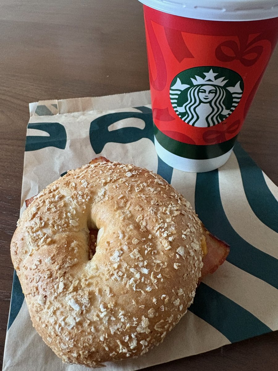 アップし忘れでしたが、朝の打ち合わせで☕️朝はこのコンボが最高です😊

さて花金ですよ☺︎

#スタバ
