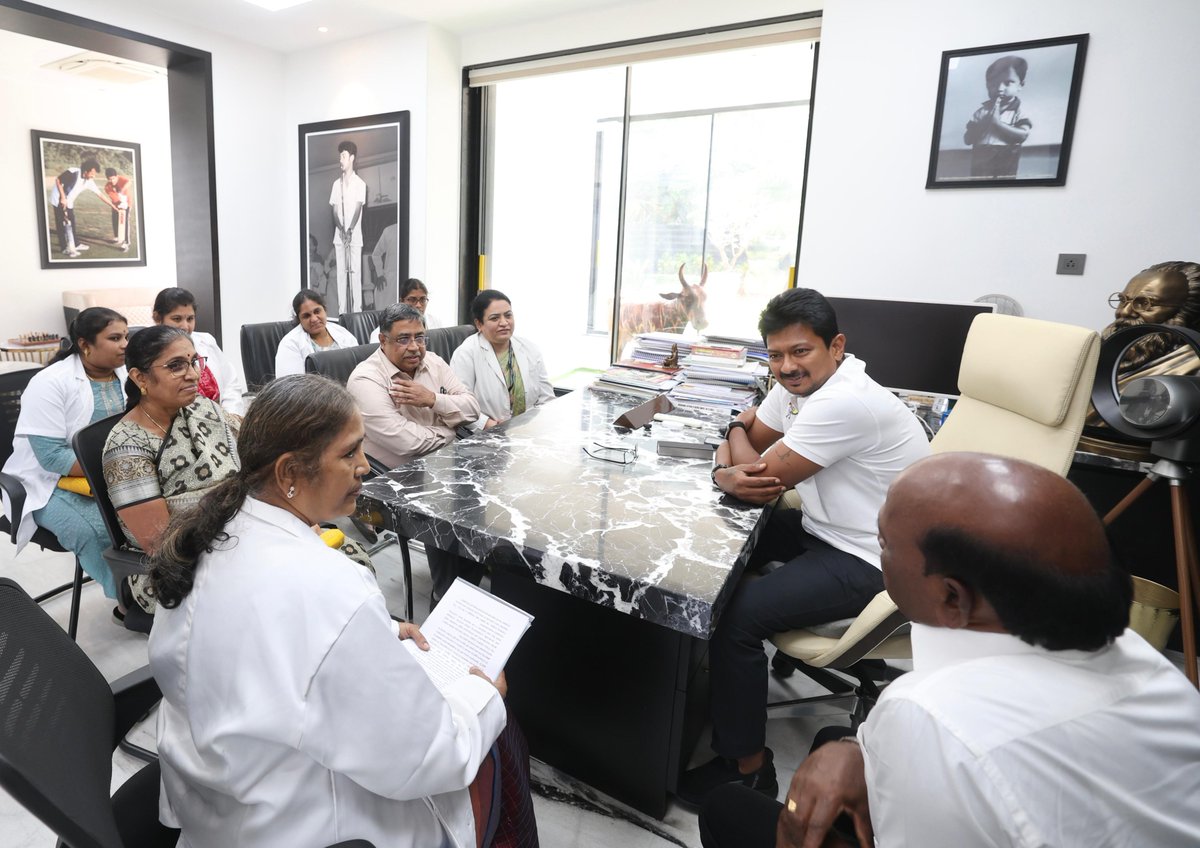 Udhaystalin's tweet image. சென்னையில் பணியாற்றி வந்த பீகார் தொழிலாளி ஒருவர் அண்மையில் எதிர்பாராத ரயில் விபத்தில் சிக்கியதில் அவரது இரு கைகளும் துண்டாகின.

இராஜீவ் காந்தி அரசு பொது மருத்துவமனையில் அனுமதிக்கப்பட்டிருந்த அவருக்கு, தொடர் சிகிச்சை வழங்கப்பட்டது. குறிப்பாக, அந்த இளைஞருக்கு Cross Hand…