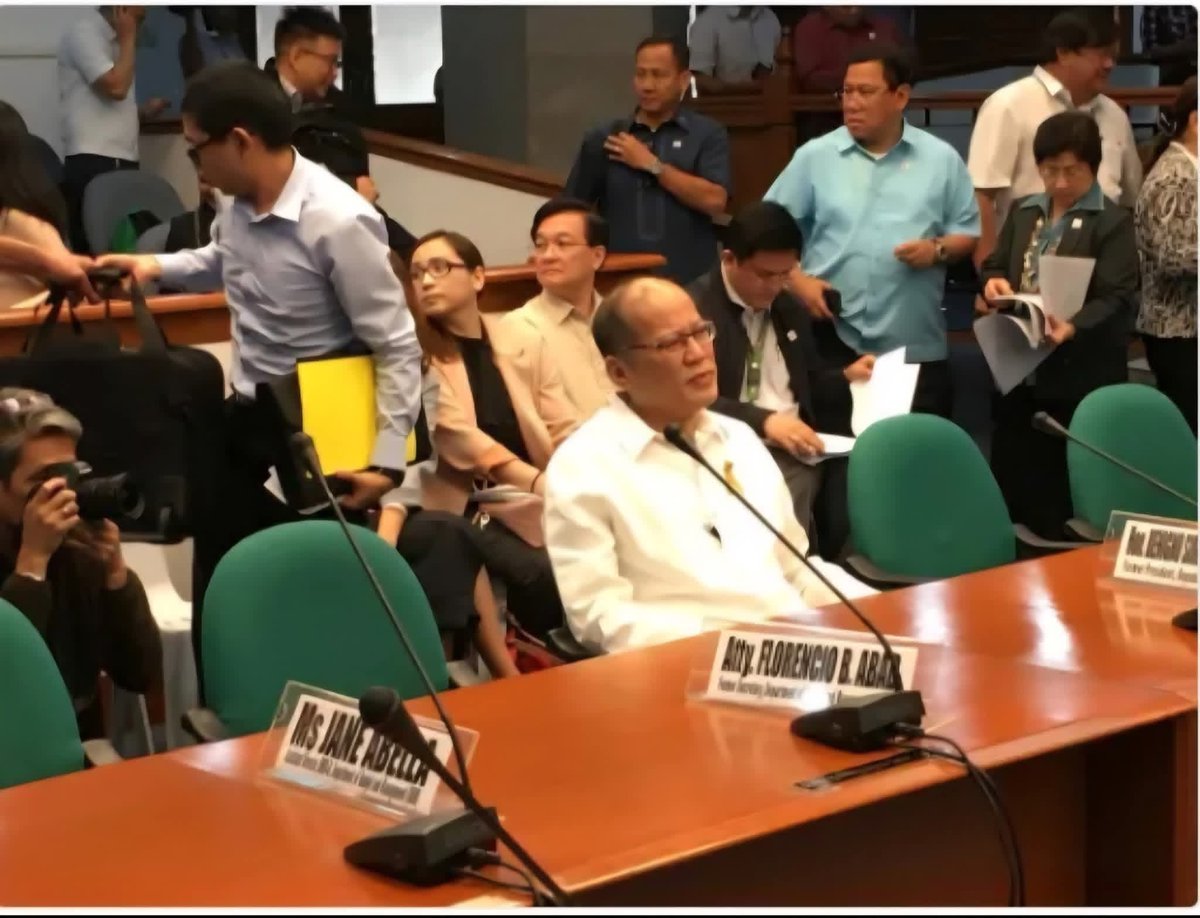 Obi_Prodigalson's tweet photo. Ang taong walang kasalanan buong tapang na hinarap ang mga akusasyon sa kanya.. Walang drama, walang wheelchair at walang neck brace.. Hindi nagdahilan na siya ay may karamdaman.. 

Ano Bato Dela Rosa,, sayang ang laki ng katawan mo.. puro hangin ang laman.. 😠😠 https://t.co/TiDTWg1x0M