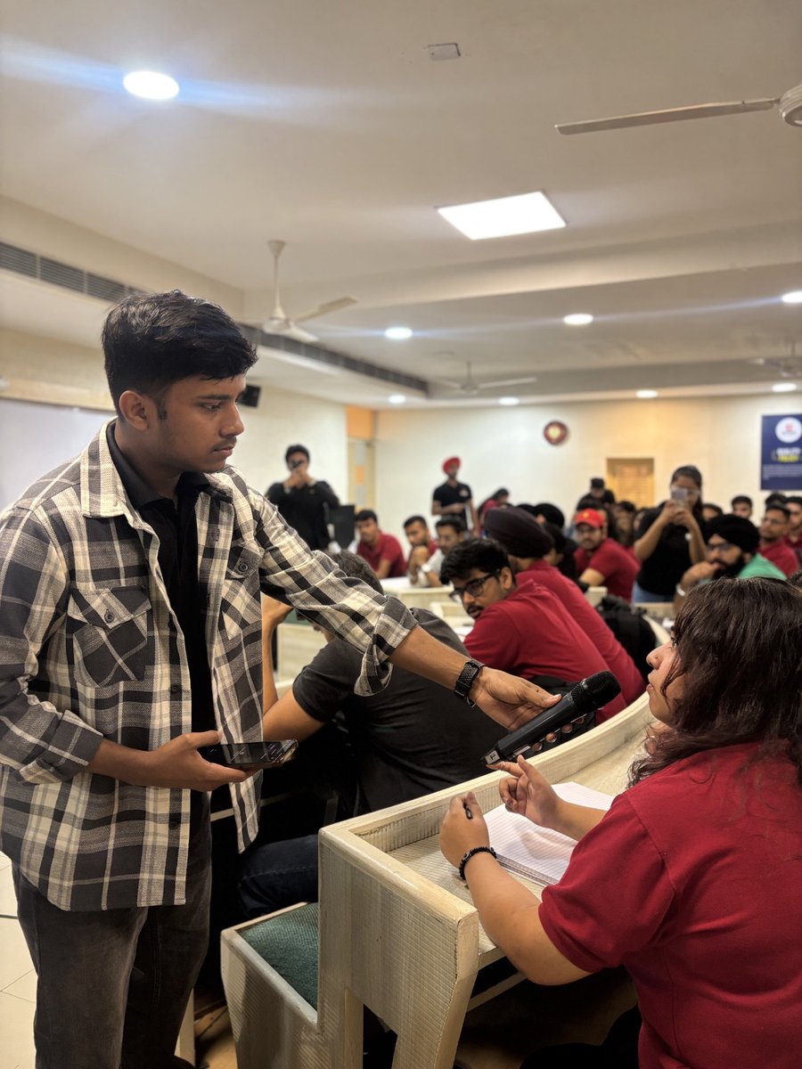 OSChandigarh's tweet image. OSC hosted CS101 to introduce students to computer science and applications. Ayush Chauhan, Angad Sudan and Ridhima Sharma covered problem solving and  computer science domains through an engaging session. A strong start for young developers.
 #TechTwitter #OpenSourceChandigarh