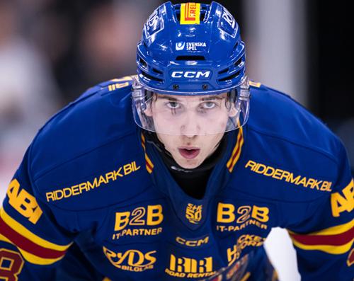 Andra faller av att man andas på de. Andra kör på efter en karriärshotande tackling. En riktig järnkamin!