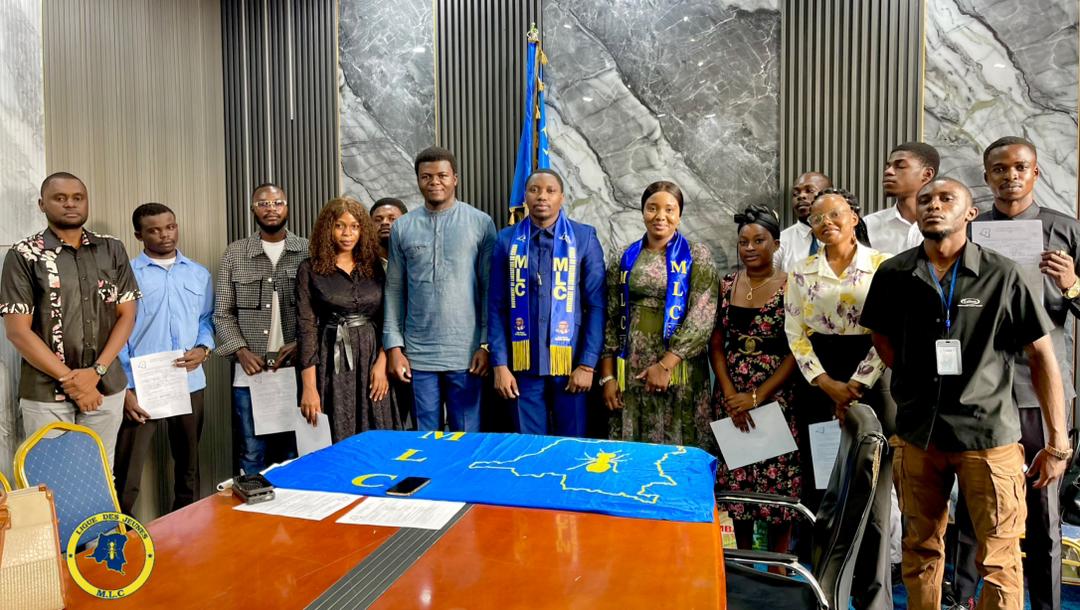 GraceMaboti_15's tweet photo. La jeunesse universitaire s’engage : Obed Bongezani, Président des étudiants de l’INBTP, adhère à la Ligue des Jeunes du MLC

Kinshasa, jeudi – La Ligue des Jeunes du Mouvement de Libération du Congo (MLC) a officiellement enregistré l’adhésion du Camarade Obed Bongezani, Président des étudiants de l’Institut National du Bâtiment et des Travaux Publics (INBTP), lors d’une rencontre stratégique tenue au siège national du parti.

À la tête de l’accueil, le Président de la Ligue des Jeunes, Honorable Monplaisir Bolokole, accompagné de sa Vice-Présidente, Grâce Maboti, a dirigé des échanges constructifs sur l’engagement politique et citoyen de la jeunesse congolaise.

Dans son allocution, le Président Bolokole a salué la démarche de ces jeunes leaders : " Le Congo a besoin d’une jeunesse consciente, préparée et engagée, prête à accompagner les grandes transformations nationales ", a-t-il déclaré, encourageant les étudiants à s’impliquer activement au-delà du cadre académique, dans les débats citoyens et les initiatives civiques.

La Vice-Présidente, Grâce Maboti, a souligné le rôle stratégique du leadership jeune et féminin dans l’édification d’un Congo nouveau, appelant particulièrement les étudiantes à prendre part aux structures politiques.

De leur côté, les étudiants ont partagé leurs ambitions et leur volonté de contribuer au rayonnement de la Ligue des Jeunes du MLC.

Prenant la parole, le Camarade Obed Bongezani a affirmé : "J’ai toujours été séduit par la qualité des cadres du MLC. Aujourd’hui, j’ai compris que le MLC est une véritable école politique. Il est temps pour nous d’accompagner la grande vision de Son Excellence   Jean-Pierre Bemba. L’engagement politique, quand il repose sur des valeurs solides, fait de la jeunesse un moteur de transformation nationale."

Cette rencontre marque une nouvelle étape dans l’ouverture du MLC à la jeunesse universitaire et témoigne de l’intérêt croissant des jeunes pour les dynamiques politiques et la construction d’un avenir meilleur pour la République 

Avec Dieu nous vaincrons