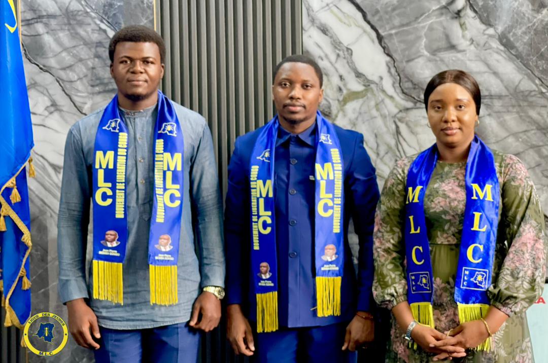 GraceMaboti_15's tweet photo. La jeunesse universitaire s’engage : Obed Bongezani, Président des étudiants de l’INBTP, adhère à la Ligue des Jeunes du MLC

Kinshasa, jeudi – La Ligue des Jeunes du Mouvement de Libération du Congo (MLC) a officiellement enregistré l’adhésion du Camarade Obed Bongezani, Président des étudiants de l’Institut National du Bâtiment et des Travaux Publics (INBTP), lors d’une rencontre stratégique tenue au siège national du parti.

À la tête de l’accueil, le Président de la Ligue des Jeunes, Honorable Monplaisir Bolokole, accompagné de sa Vice-Présidente, Grâce Maboti, a dirigé des échanges constructifs sur l’engagement politique et citoyen de la jeunesse congolaise.

Dans son allocution, le Président Bolokole a salué la démarche de ces jeunes leaders : " Le Congo a besoin d’une jeunesse consciente, préparée et engagée, prête à accompagner les grandes transformations nationales ", a-t-il déclaré, encourageant les étudiants à s’impliquer activement au-delà du cadre académique, dans les débats citoyens et les initiatives civiques.

La Vice-Présidente, Grâce Maboti, a souligné le rôle stratégique du leadership jeune et féminin dans l’édification d’un Congo nouveau, appelant particulièrement les étudiantes à prendre part aux structures politiques.

De leur côté, les étudiants ont partagé leurs ambitions et leur volonté de contribuer au rayonnement de la Ligue des Jeunes du MLC.

Prenant la parole, le Camarade Obed Bongezani a affirmé : "J’ai toujours été séduit par la qualité des cadres du MLC. Aujourd’hui, j’ai compris que le MLC est une véritable école politique. Il est temps pour nous d’accompagner la grande vision de Son Excellence   Jean-Pierre Bemba. L’engagement politique, quand il repose sur des valeurs solides, fait de la jeunesse un moteur de transformation nationale."

Cette rencontre marque une nouvelle étape dans l’ouverture du MLC à la jeunesse universitaire et témoigne de l’intérêt croissant des jeunes pour les dynamiques politiques et la construction d’un avenir meilleur pour la République 

Avec Dieu nous vaincrons