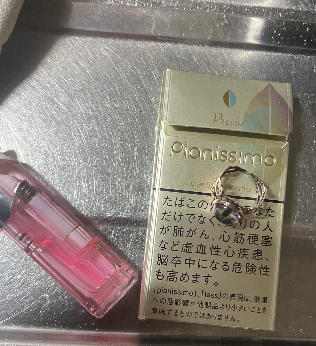 kaoru_anego's tweet image. タバコなんて、何年ぶりかな。
メンタル崩壊してたから、吸ったけど。
あの子の声、聴きたいな。