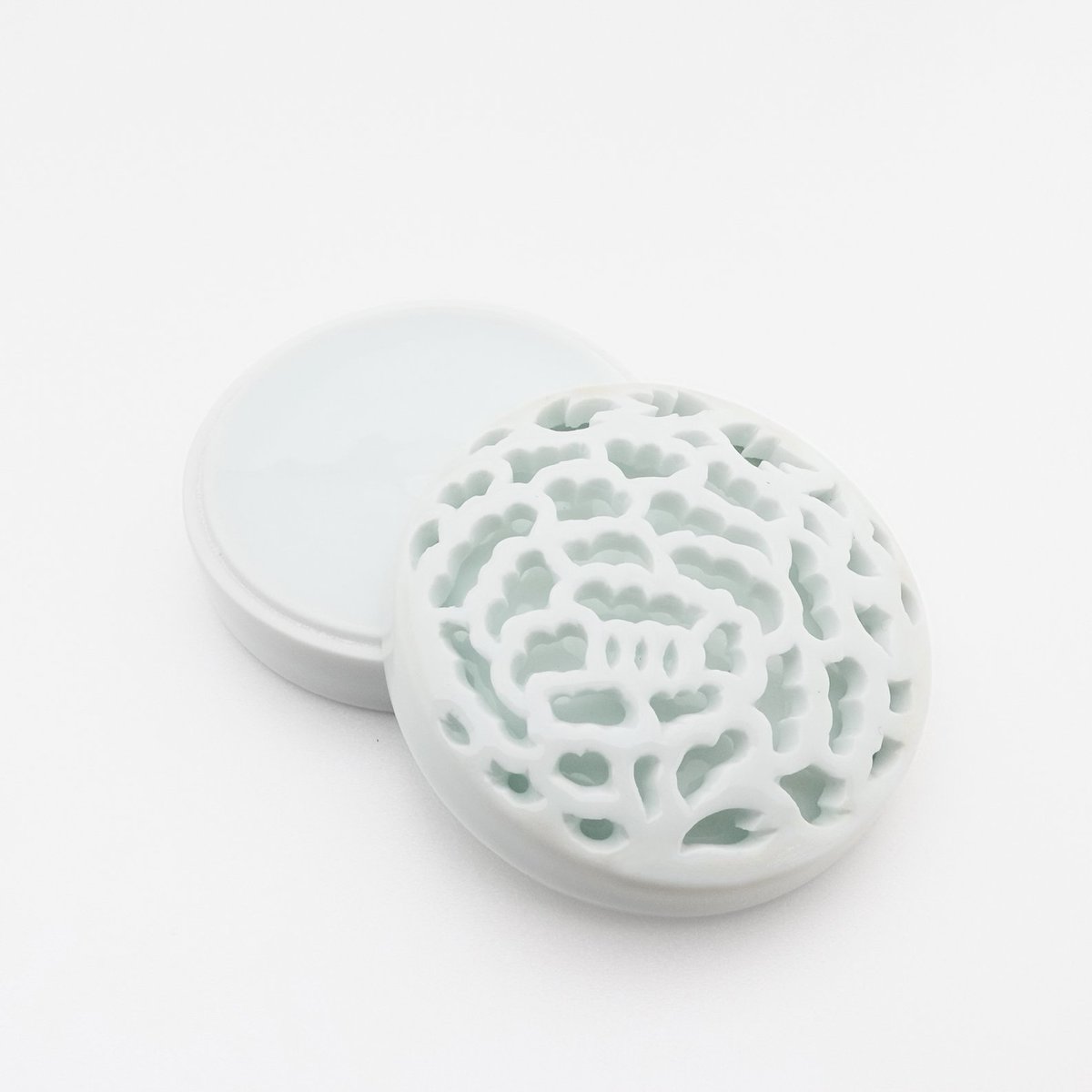 小町紅 透かし彫り牡丹】 400年の伝統を受け継ぐ、長崎県三川内の玉泉