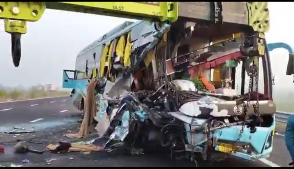 Reactwithrakesh's tweet image. ब्रेकिंग! कोटा में दिल्ली-मुंबई एक्सप्रेस-वे पर खौफनाक टक्कर! दिल्ली से इंदौर जा रही लग्जरी स्लीपर बस का अचानक भयंकर एक्सीडेंट! दो ड्राइवरों की मौके पर ही दर्दनाक मौत, 8 यात्री गंभीर रूप से जख्मी! बस में सवार थे पूरे 42 लोग! ये दिल दहला देने वाला हादसा कैथून के अरंखेडा के पास…