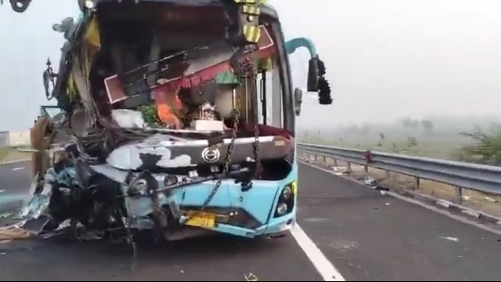 Reactwithrakesh's tweet image. ब्रेकिंग! कोटा में दिल्ली-मुंबई एक्सप्रेस-वे पर खौफनाक टक्कर! दिल्ली से इंदौर जा रही लग्जरी स्लीपर बस का अचानक भयंकर एक्सीडेंट! दो ड्राइवरों की मौके पर ही दर्दनाक मौत, 8 यात्री गंभीर रूप से जख्मी! बस में सवार थे पूरे 42 लोग! ये दिल दहला देने वाला हादसा कैथून के अरंखेडा के पास…