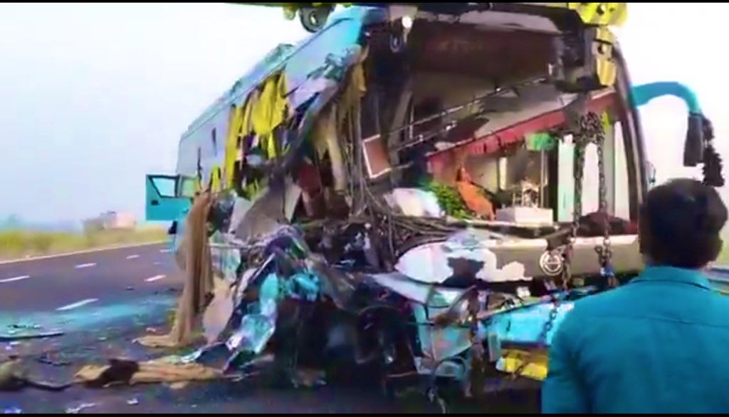 Reactwithrakesh's tweet image. ब्रेकिंग! कोटा में दिल्ली-मुंबई एक्सप्रेस-वे पर खौफनाक टक्कर! दिल्ली से इंदौर जा रही लग्जरी स्लीपर बस का अचानक भयंकर एक्सीडेंट! दो ड्राइवरों की मौके पर ही दर्दनाक मौत, 8 यात्री गंभीर रूप से जख्मी! बस में सवार थे पूरे 42 लोग! ये दिल दहला देने वाला हादसा कैथून के अरंखेडा के पास…