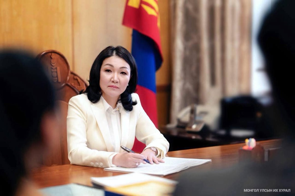 Ирээдүйн Ерөнхийлөгч. 😝

Үндсэн хуулийн цэцийн гишүүн Л.Өлзийсайхан нь гишүүнийхээ ажлыг өгөөд УИХ-ын Тамгын газрын ерөнхий нарийн бичгийн даргаар томилогджээ. 
Намтарыг нь харвал их сургуульд багш, УИХ-ын Тамгын газарт зөвлөх, Шүүхийн ерөнхий зөвлөлд хүний нөөцийн дарга,