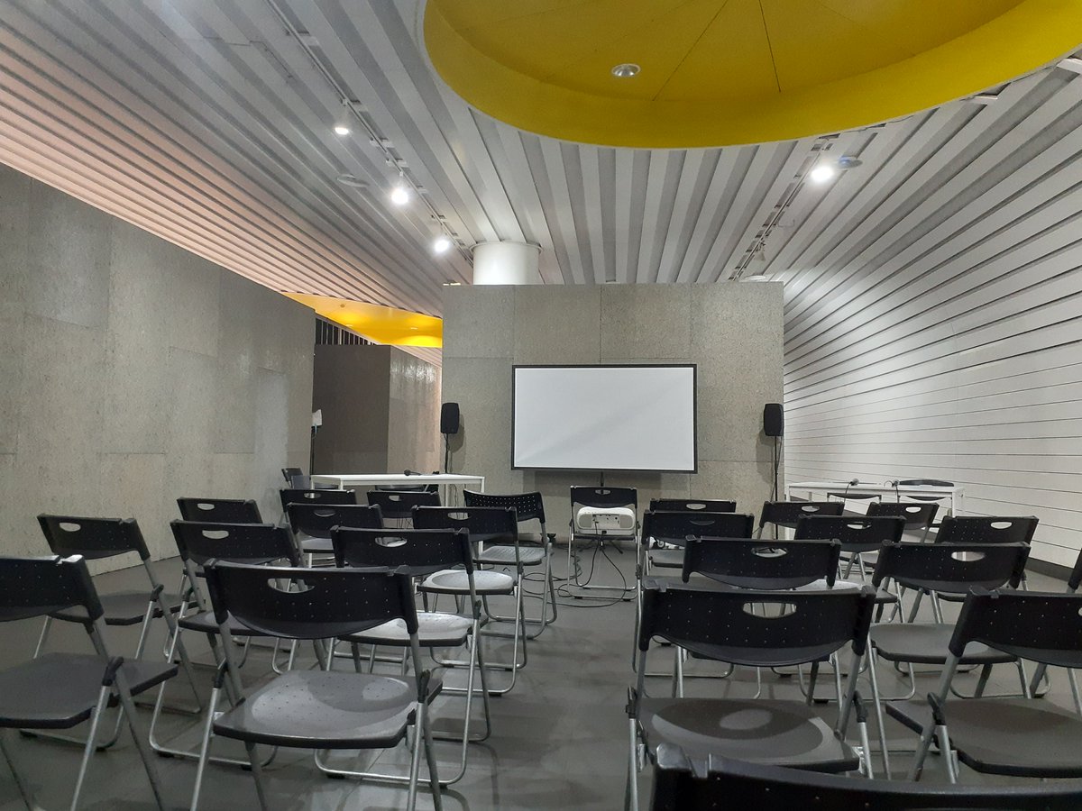 明日のトークイベント、会場の準備が進んでいます！

会場のArt Center NEW <a href="/ArtCenterNEW/">Art Center NEW</a> はみなとみらい線新高島駅の地下1階にあります。
駅通路に隣接しているため、少し寒いかもしれません。
防寒対策をしてお越しいただければと思います。

前売券の販売は、本日18:00まで。お忘れなく！