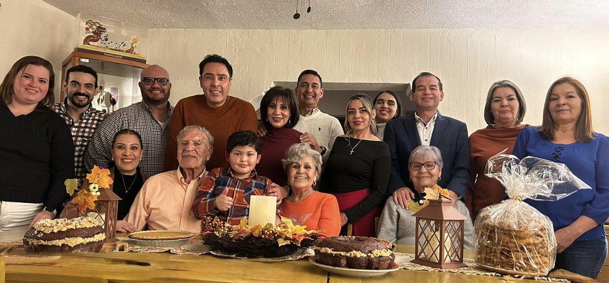 Hoy es un día maravilloso para hacer una pausa, reflexionar 🤔 y agradecer 😊 todo lo bueno 👍 en nuestras vidas. 

No solo la comida 🍽️ deliciosa 😋 que compartimos, sino también las personas 👥que hacen que cada día valga la pena y con quienes hoy celebramos 🎊.

Agradezco la