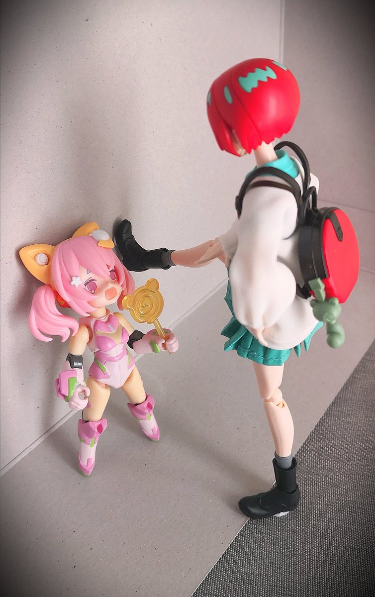 GeorgieEggy's tweet image. 「おい、チビ。菓子出せ。」