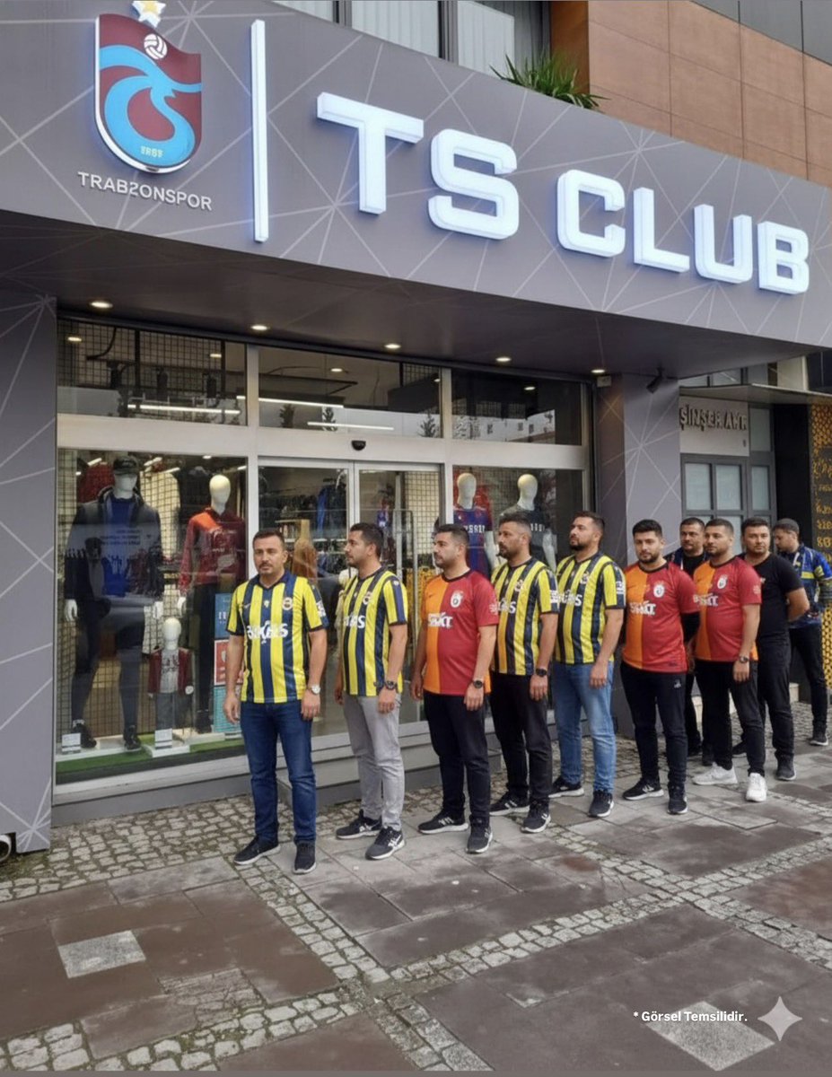 Bazı Fenerbahçeli ve Galatasaraylı taraftarların da aralarında bulunduğu birçok kişinin profil fotoğraflarını Trabzonspor logosu yaptığı ve TS Club’tan forma almaya başladığı görüldü. 

TS Club’ın sitesi yoğunluktan kilitlendi.

Hep dedik; Trabzonspor bir duruştur, bir kültürdür.