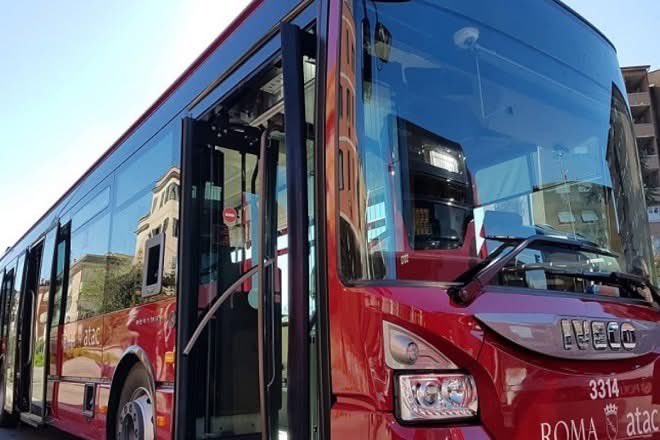 Roma's tweet image. ‼️ Oggi, venerdì 28 novembre, #trasportopubblico a rischio per lo #scioperonazionale generale di 24 ore indetto dai sindacati Usb, Cub, Sgb e Cobas.

🚌 A Roma l'agitazione interesserà la rete #Atac e i bus periferici gestiti da operatori privati. Il servizio sarà comunque