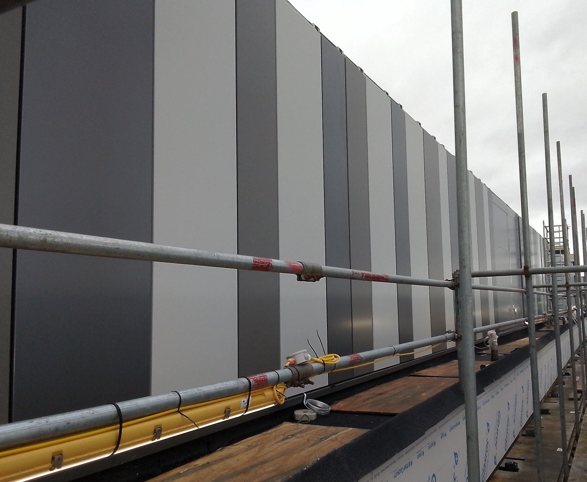LongworthFacade's tweet image. Progress shots from Aintree Hospital Ward 6 where we are working for Tilbury Douglas

Here you can see the installation of Eurobond Rainspan composite panels and CGL Facades PPC aluminium rainscreen to the walls.

#aintreehospital #roofing #cladding #facade #constructionuk