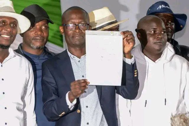 The_Topics1's tweet photo. ODM’s Moses Omondi Okoth receives a certificate from IEBC after being elected as the Ugunja MP with 9,447 votes.

Orodi Odhiambo of the Wiper Party, garnered 1,819 votes, while Fredrick Ochiel of UDM came third with 1,200 votes. https://t.co/g12yVnMqMd
