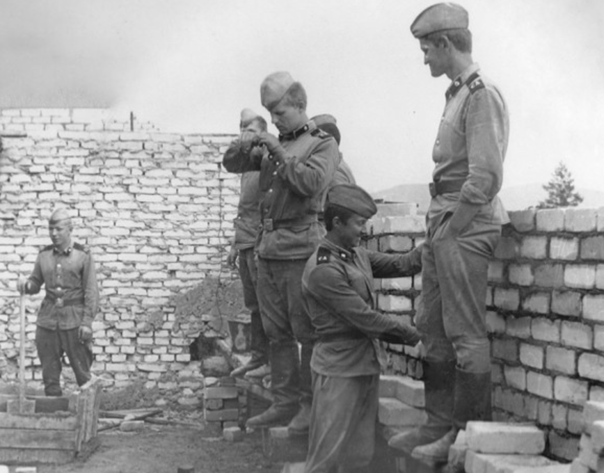 Combination_K's tweet image. Building the structure, and then defending the structure: