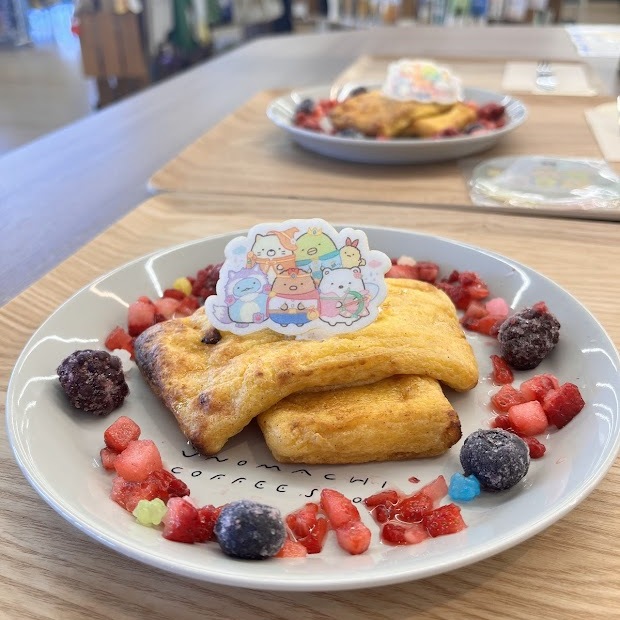 sg_bookfair's tweet image. ／ 
#映画すみっコぐらし　ブックカフェ 
開催中！
 ＼  

映画の「大ひっと」を記念して、カフェもまだまだ開催中☕✨
メニューは店舗によって異なりますので、HPをご確認ください♪
※写真は「うのまち珈琲店岡山南店」です
san-x.co.jp/sumikko/bookca…

#すみっコぐらしブックフェア