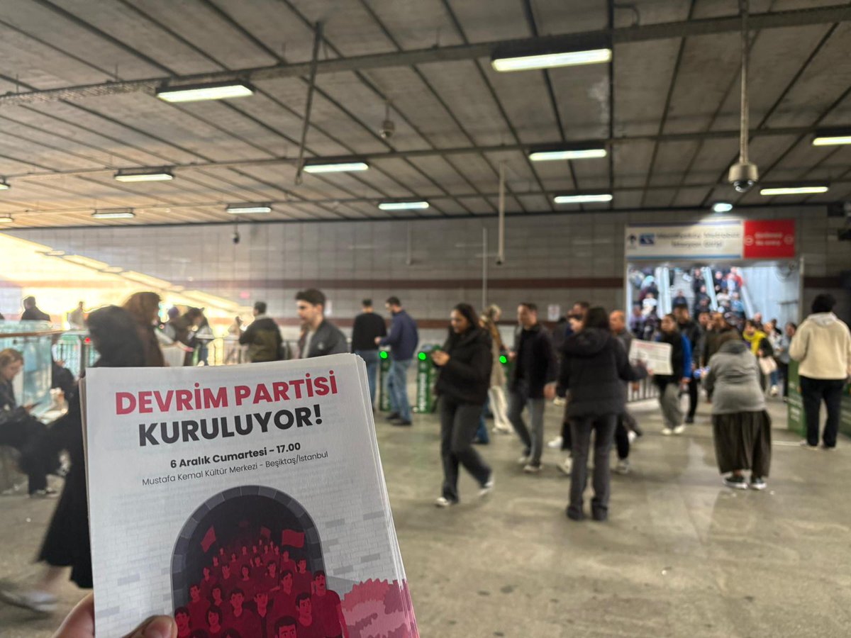 "Umut partide, çözüm devrimde!" manşetiyle çıkan Devrim Gazetesi'nin yeni sayısı ile 6 Aralık'ta gerçekleştireceğimiz Devrim Partisi Kuruluş Etkinliği çağrı bildirilerini Mecidiyeköy'de yurttaşlarımızla buluşturduk.