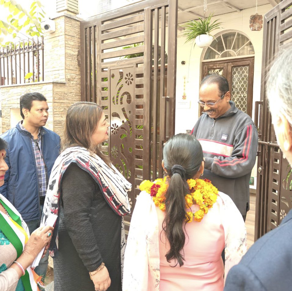 NayakRagini's tweet image. क्यों पड़े हो चक्कर में ???
कोई नहीं है टक्कर में 👊🏻

हमारी वज़ीरपुर विधानसभा के Ward 65 नगर निगम उप चुनाव में कांग्रेस प्रत्याशी ‘विशाखा रानी’ को Door to Door campaign में मिला अपार समर्थन और सहयोग 🙏

हाथ बदलेगा हालात 🖐🏻