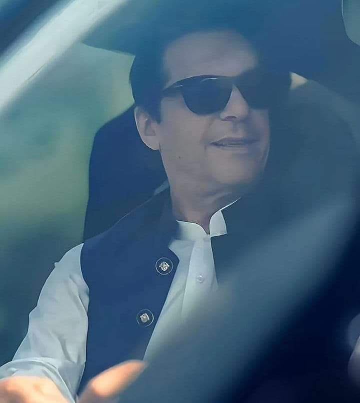 FatimaPTI_IK's tweet photo. لگتا صرف عمران احمد خان نیازی کی والدہ محترمہ کا دودھ ہی پاکیزہ تھا ۔۔۔۔۔ https://t.co/HvkQKD2ZnQ