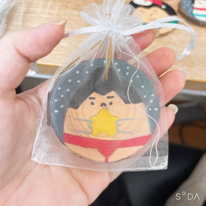 口に入っても安全なニスを使って仕上げています