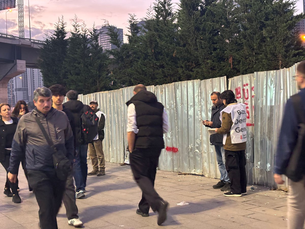"Umut partide, çözüm devrimde!" manşetiyle çıkan Devrim Gazetesi'nin yeni sayısı ile 6 Aralık'ta gerçekleştireceğimiz Devrim Partisi Kuruluş Etkinliği çağrı bildirilerini Uzunçayır'da yurttaşlarımızla buluşturduk.