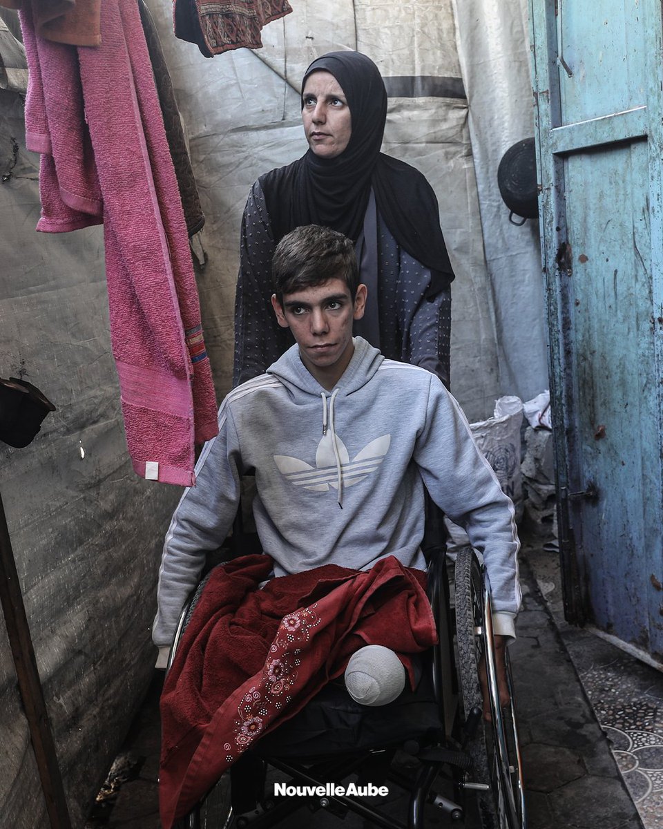 Dawud Eid Eid, 18 ans, Gazaoui, a perdu ses deux jambes après l’explosion d’engins laissés par l’armée israélienne alors qu’il retournait voir sa maison détruite. Il espère quitter #Gaza pour obtenir des prothèses.