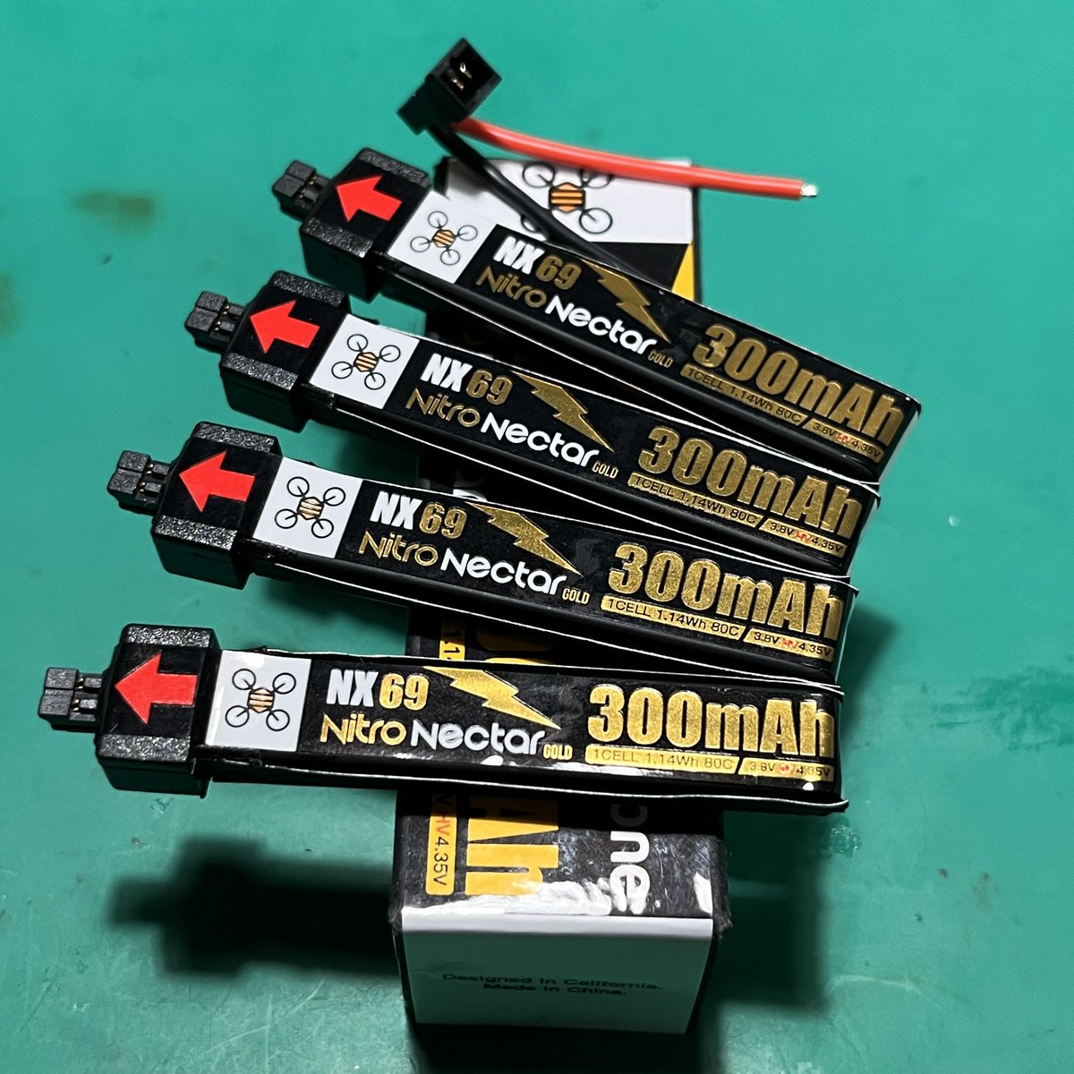 Takahiro2754's tweet image. WTW全国大会2年連続チャンピオンSmall Yuki（@FpvYuki13222473 ）を支えるバッテリー
今回新しくなってChris Rosserの動画でも専用コネクター同士ではBT2.0を上回る数値！
PH2.0との下位互換あり（充電可）

ビッグウェーブ、来るんじゃない⁇

NewBeeDrone Nitro Nectar NX69 300mAh

#newbeedrone