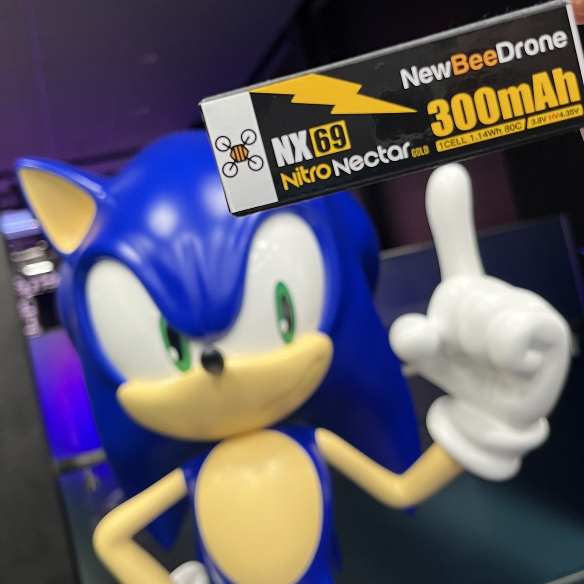Takahiro2754's tweet image. WTW全国大会2年連続チャンピオンSmall Yuki（@FpvYuki13222473 ）を支えるバッテリー
今回新しくなってChris Rosserの動画でも専用コネクター同士ではBT2.0を上回る数値！
PH2.0との下位互換あり（充電可）

ビッグウェーブ、来るんじゃない⁇

NewBeeDrone Nitro Nectar NX69 300mAh

#newbeedrone