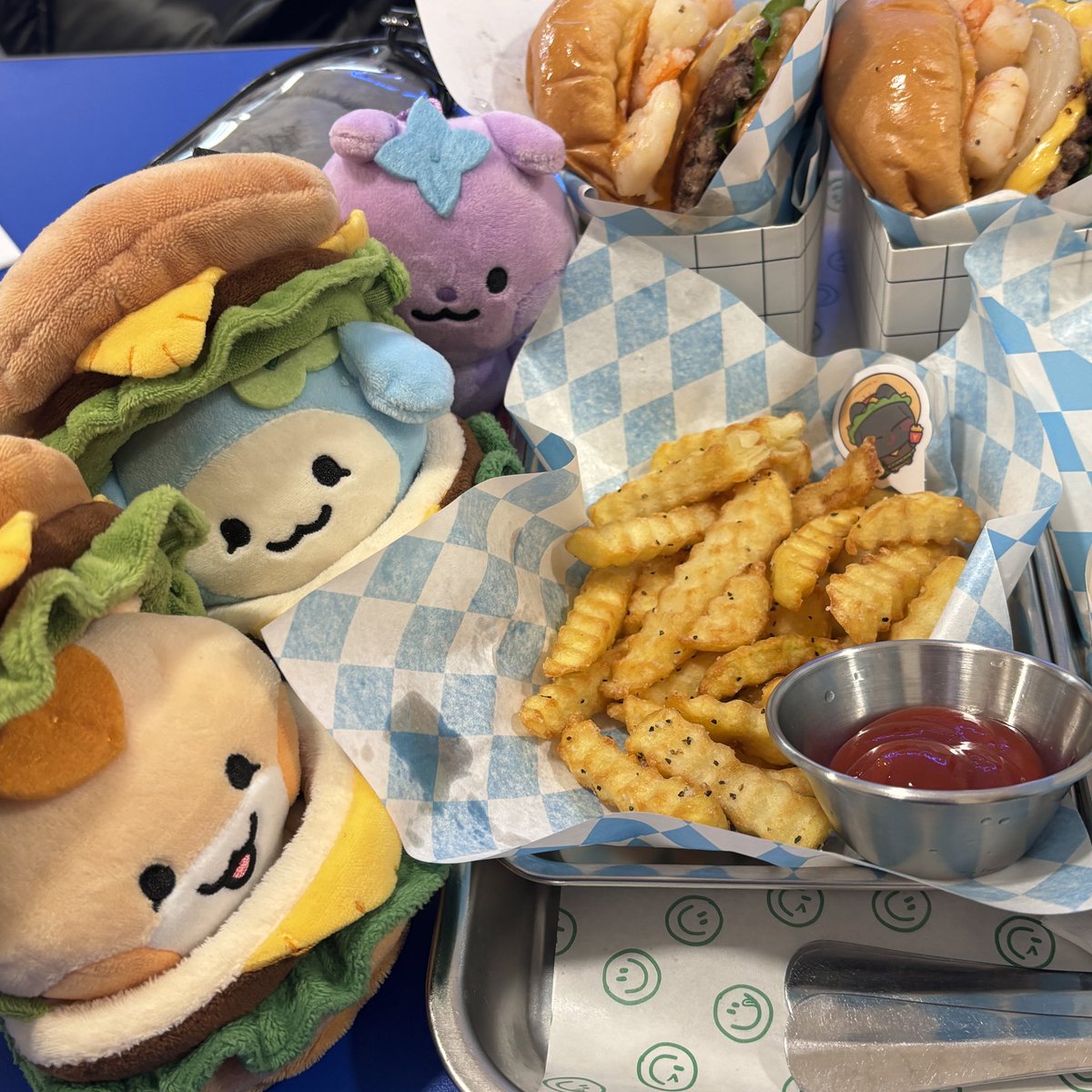 _mo0oOn1's tweet photo. 버거웡 ㅠㅠ

#개업이너무버거웡
#burgerWOOYO https://t.co/MUmN4MC2SG