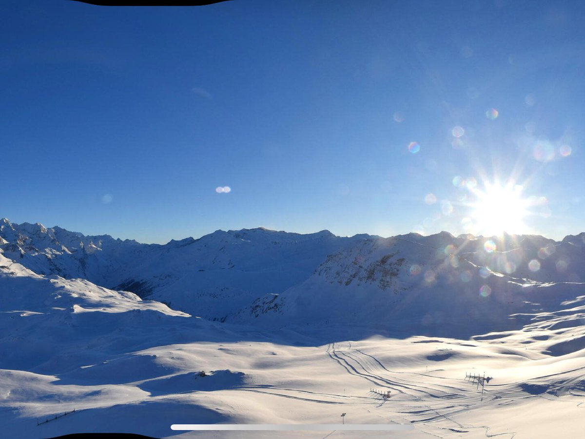 didlaroche's tweet photo. 🎿 So much snow : 
The skiing is going to be amazing ! ⛷️
@ski_lesson by Didier L.
@diezz_sport, @RaccoonsSkis, @EskiadorValDisere, @SBD @Phenix
#valdisere #skilessons #skiinstructors #alpineskiing #skischool #SkiSeason #GearCheck https://t.co/PPM6FFS8Og