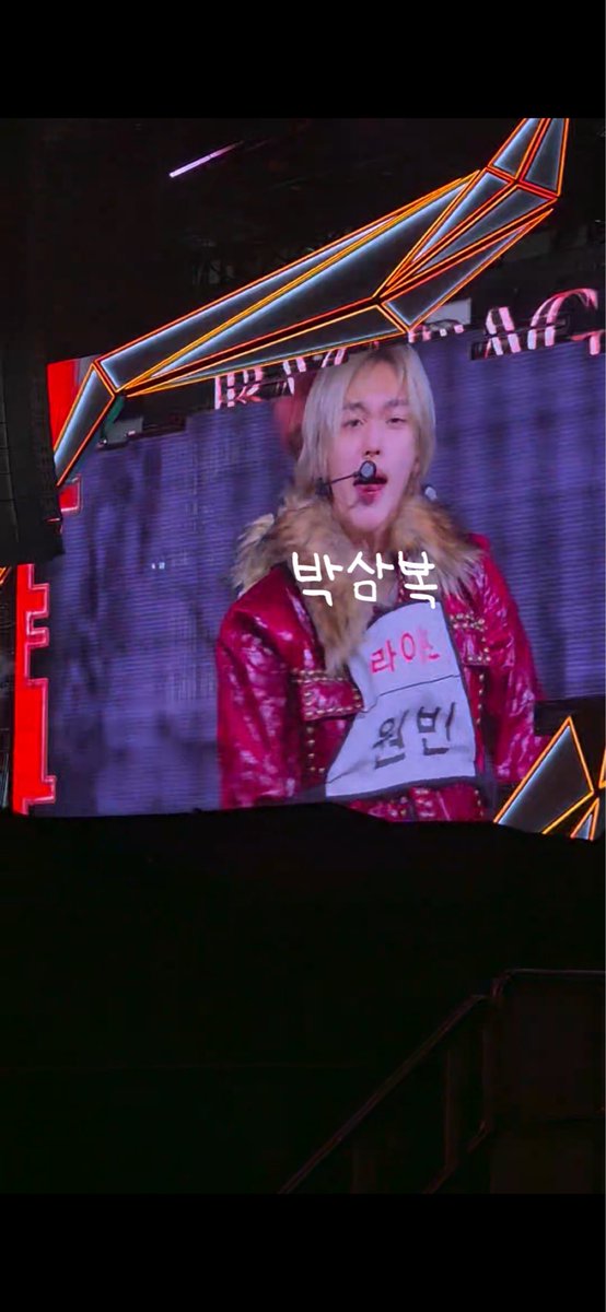 h_loveeeee_'s tweet image. ㄹㅇㅈ 사복입은줄 알앗음 사복도 저렇게 입길래
무대 의상인데 반짝이 아니라서 예쁜듯 
생각보다 뭘 많이해서 신경쓴게보엿음
ㅇㅎㅇㅍ 멤버 한명 독무한것도 예뻣음 
ㅇㅇㅂ 무대의상 ㅈㄴㅈㄴ 예쁨 
제일 중요한 ㅅㅋㅈ ㅌㄹㅈ를 못 봄 ㅆ ㅣ발