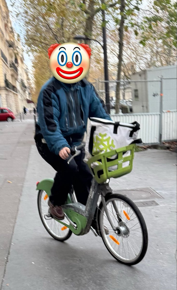 ElCrackitoDuNet's tweet image. Dring Dring pousse-toi fils de pute Dring Dring J’ai le droit de te rouler sur la gueule Dring Dring