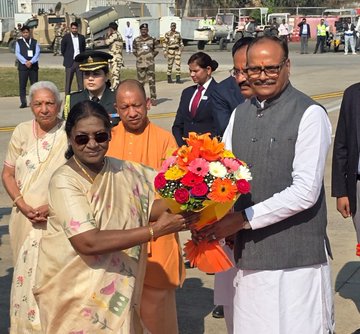 airnewskurseong's tweet image. उत्तर प्रदेश: राष्ट्रपति #DroupadiMurmu लखनऊ पुग्नु भएकोछ, उहाँलाई राज्यपाल आनंदीबेन पटेल, मुख्यमंत्री योगी आदित्यनाथ अनि उपमुख्यमंत्री ब्रजेश पाठक र केशव प्रसाद मौर्यले  स्वागत गर्नु भयो ।