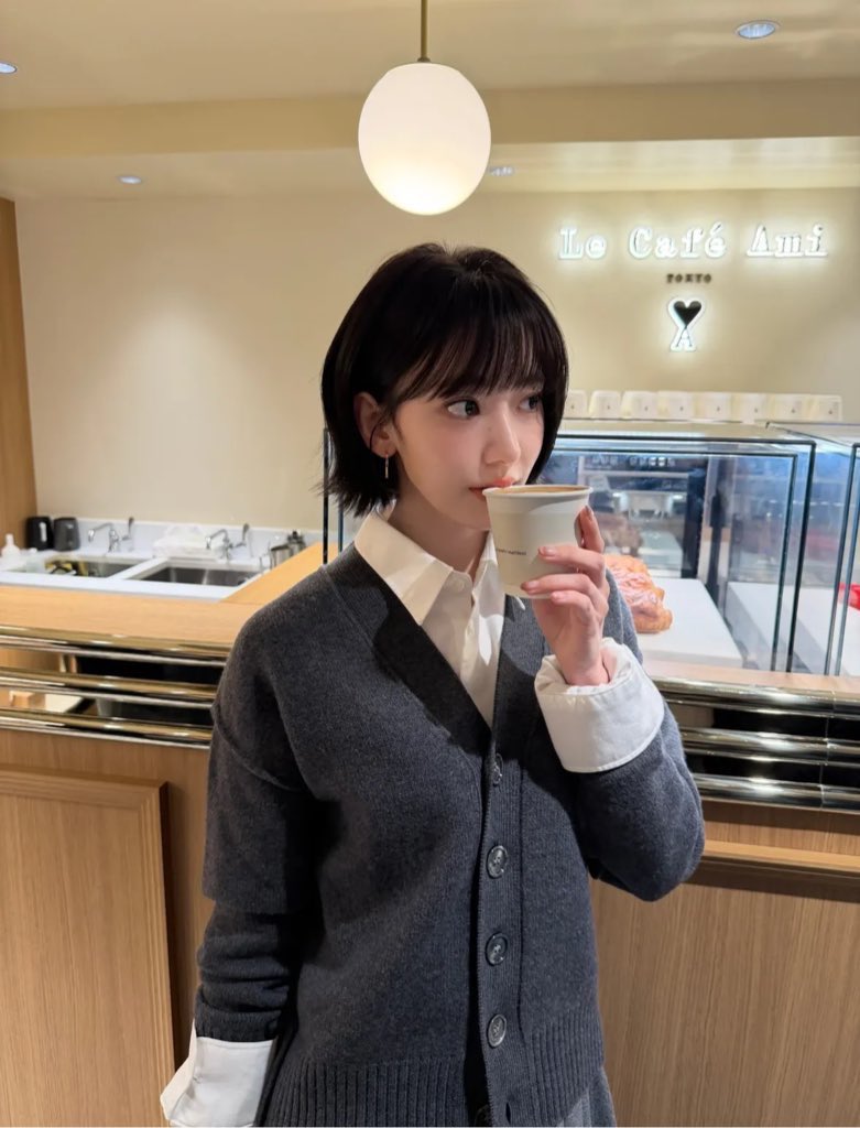moe____0323's tweet photo. Ami Parisめっっっちゃ似合う😭♥️
黒髪ショートでより大人な可愛さと際立つ美しさ…🥐✨
早く店舗行かなきゃっ🧸☕️
#amiomotesando #amiparis
#宮脇咲良 #sakumail #사쿠라 #SAKURA #LE_SSERAFIM https://t.co/AEtLkY0QMD