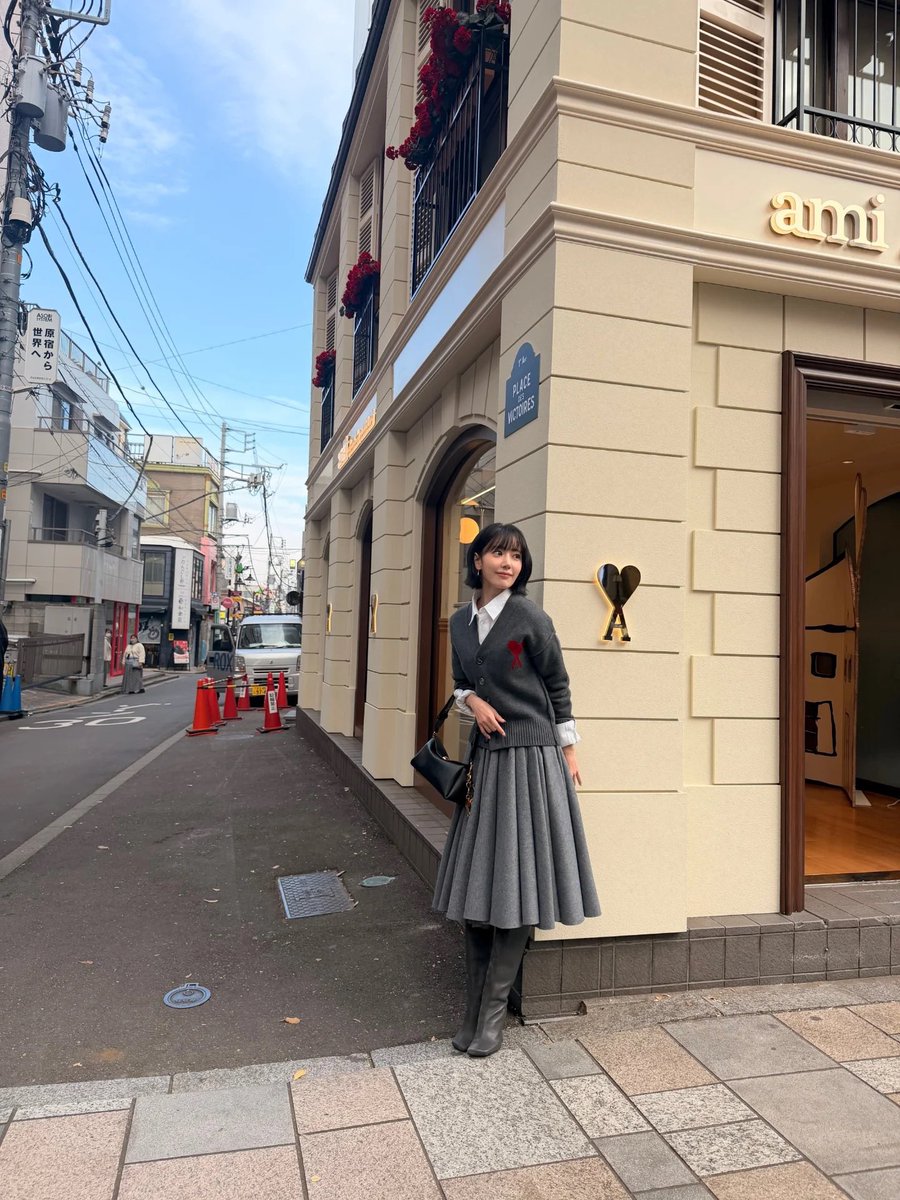 moe____0323's tweet photo. Ami Parisめっっっちゃ似合う😭♥️
黒髪ショートでより大人な可愛さと際立つ美しさ…🥐✨
早く店舗行かなきゃっ🧸☕️
#amiomotesando #amiparis
#宮脇咲良 #sakumail #사쿠라 #SAKURA #LE_SSERAFIM https://t.co/AEtLkY0QMD