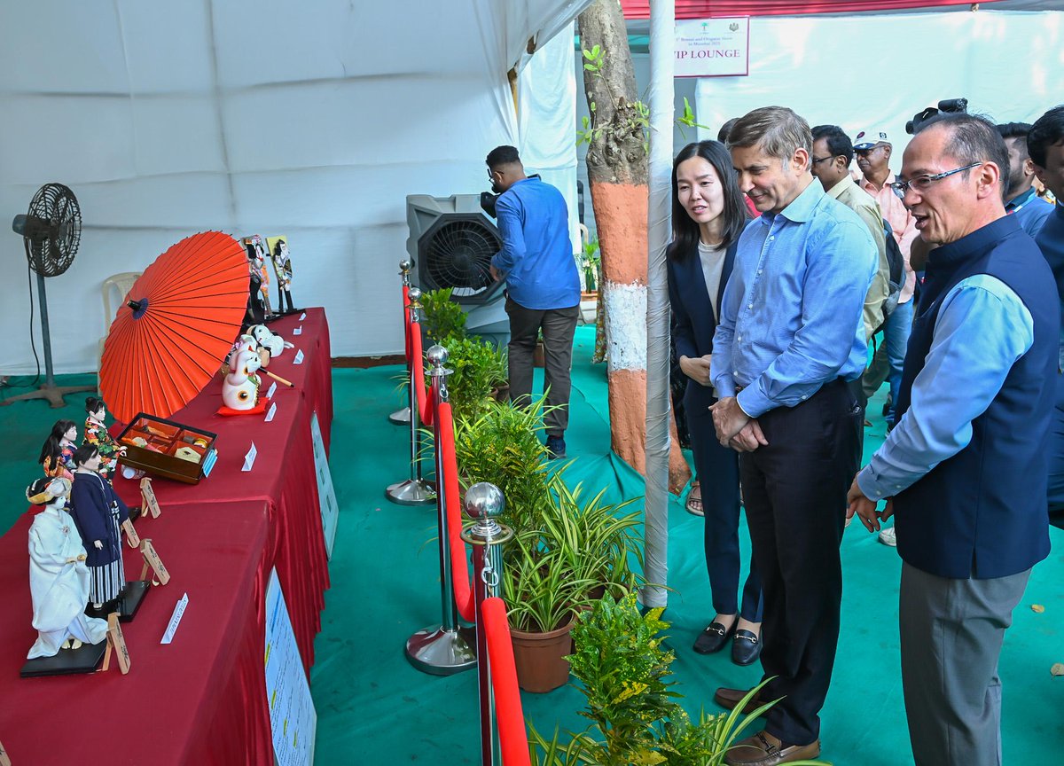 mybmc's tweet image. 🌳बृहन्मुंबई महानगरपालिका, वृक्ष प्राधिकरण आणि मुंबईतील जपानचे महावाणिज्य दूतावास यांच्या संयुक्त विद्यमाने प्रथमच भरविण्यात आलेल्या बोन्साय आणि ओरिगामी कला प्रदर्शनाचे भायखळा येथील वीरमाता जिजाबाई भोसले वनस्पती उद्यान आणि प्राणिसंग्रहालयात आज उद्घाटन झाले. 

🔹बृहन्मुंबई…
